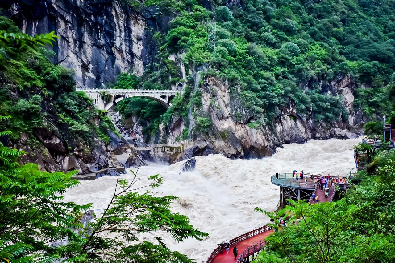 虎跳峽——中國(guó)最深的峽谷之一