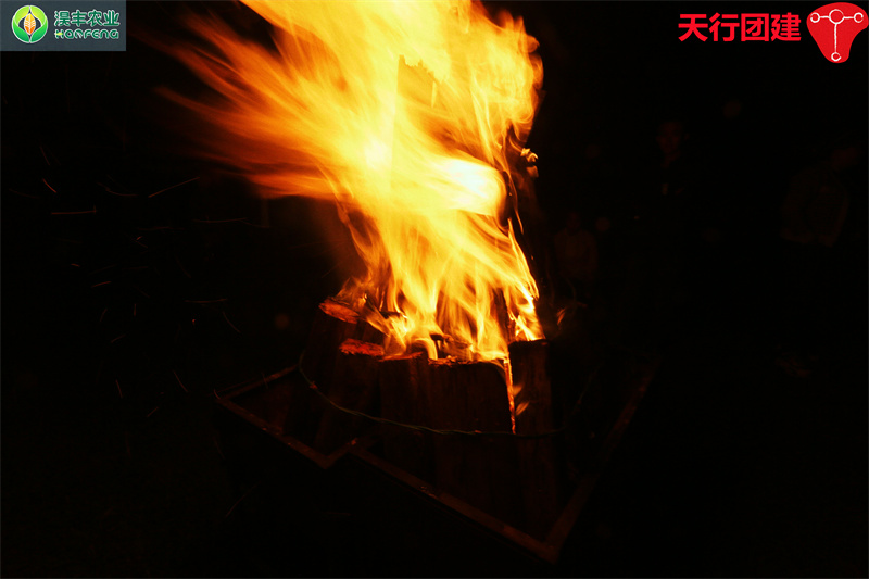 云南香格里拉主題團建基地拓展篝火晚會暨野外露營