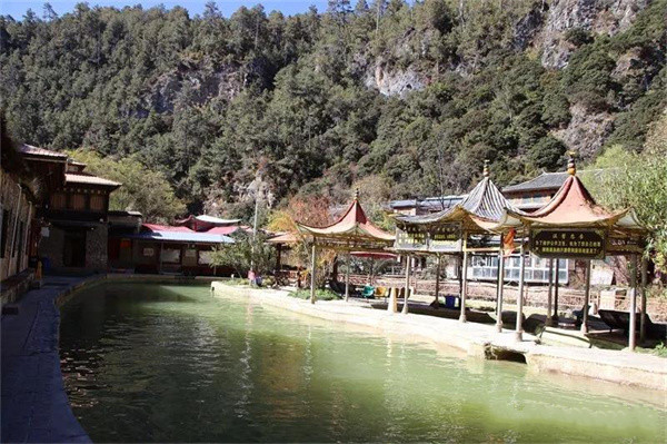香格里拉天然溫泉∣天生橋地?zé)嵘鷳B(tài)公園